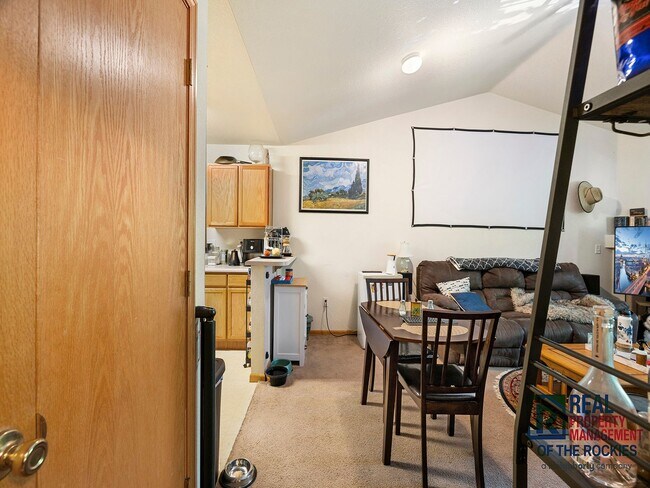 Building Photo - 2 Bed, 2 Bath Condo Near CSU!