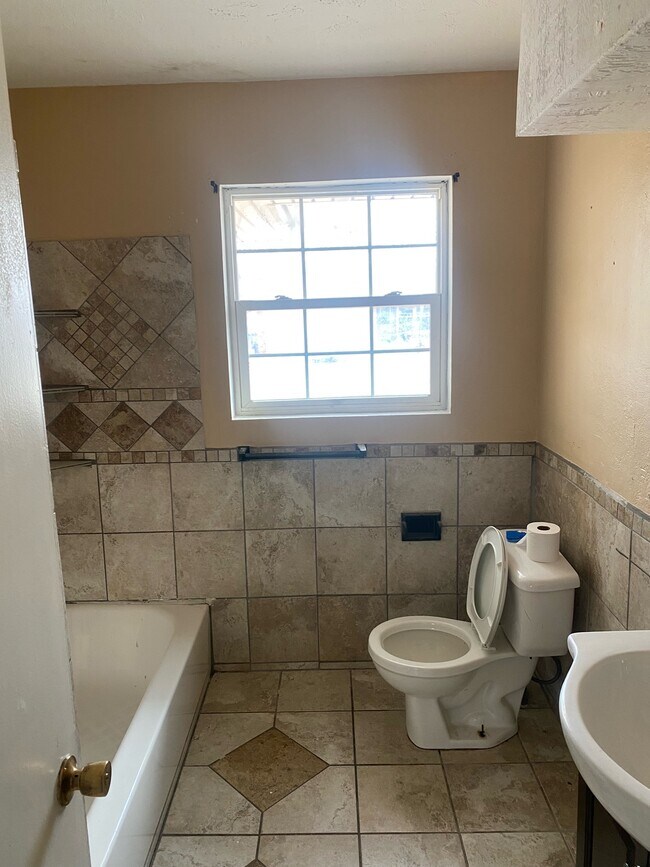Bathroom - 5401 S Ross Ave