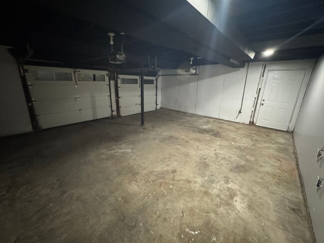 Building Photo - Stunning 4 Bed Newly remodeled!