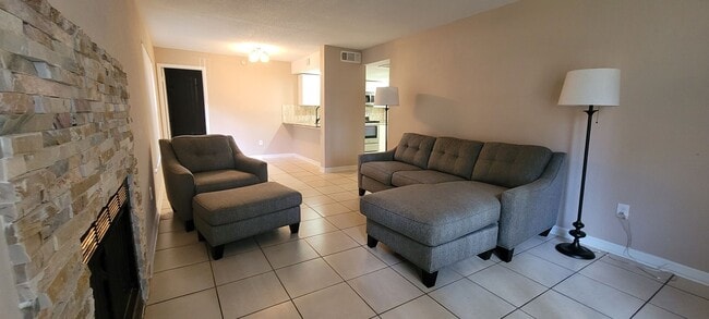 Building Photo - Modern One-Story Ground Floor Condo, Conve...