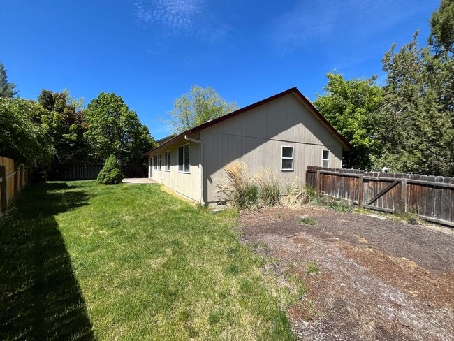 Building Photo - Cozy SE Bend 3 Bed/2 Bath Home on Large Co...