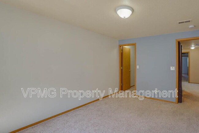 Building Photo - 5502 NE 89th Ave