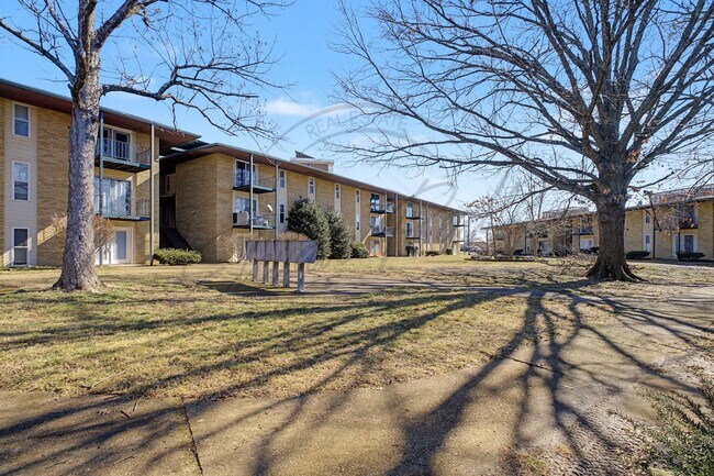 Building Photo - SPRING SPECIAL!! FIRST MONTH FREE on this Two Bedroom Condo, Second Floor, across from Madison Pa...