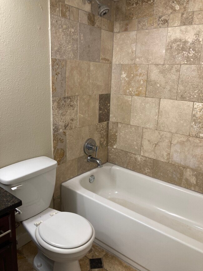 Full bath - 700 E 8th St