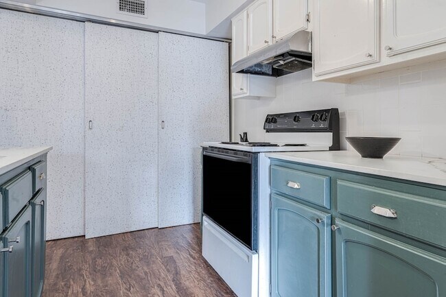 Building Photo - 384 N Post Oak Ln