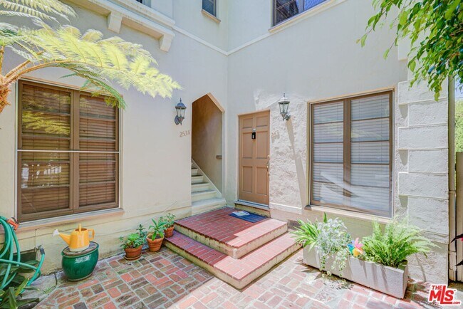 Building Photo - 253 S Elm Dr