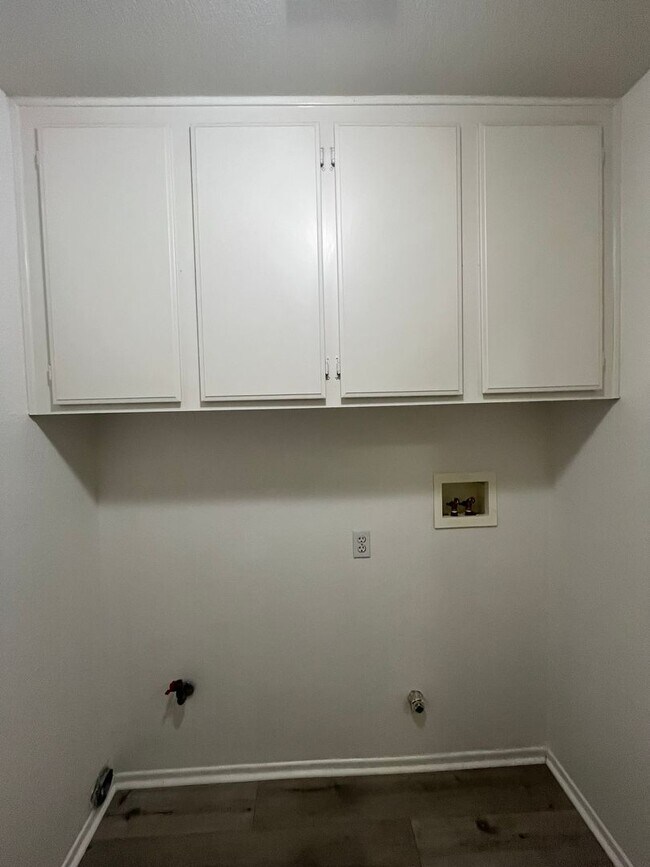 Building Photo - 3 bedroom 2 bathroom Home available in Vic...
