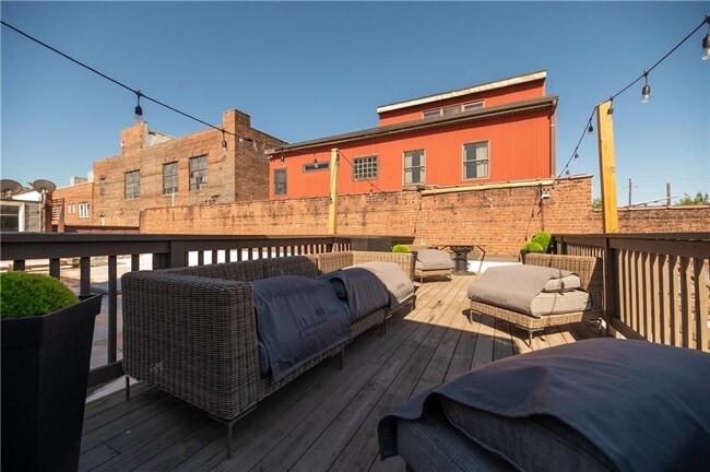 Building Photo - 320 Peters St SW