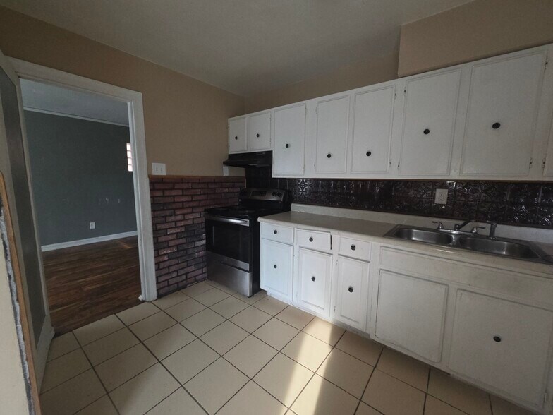 Kitchen - 3510 Central Pl