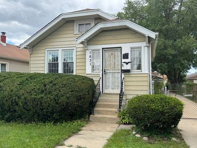 Primary Photo - Cozy 2BR, 1BA Single Family Home 2CG