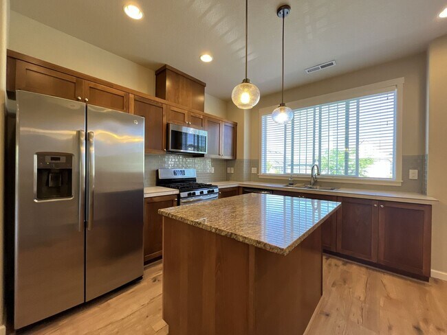 Building Photo - Modern Bull Mountain Townhome with Two Private Suites, Clubhouse, Pool, Fitness Center & Modern F...