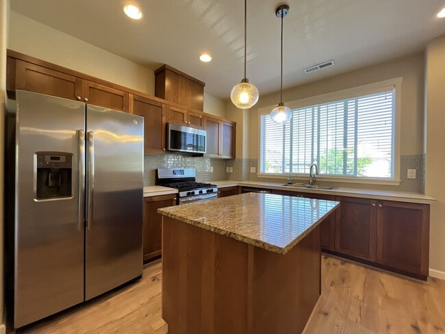 Building Photo - Spacious Bull Mountain Townhome Featuring Two Ensuite Bedrooms, Attached Garage & Modern Finishes &