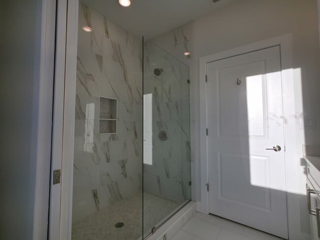 Building Photo - FOR RENT 3 bed, 3.5 bath, 3 level brand new condo