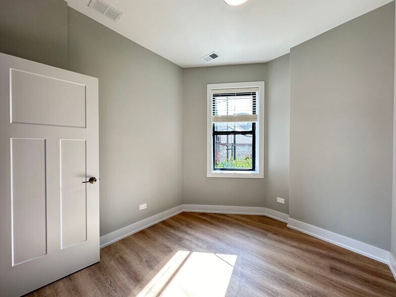 Building Photo - 442 W Belden Ave