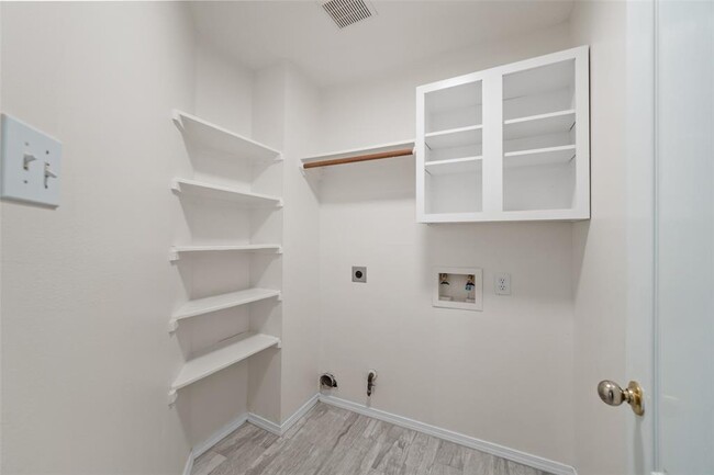 Building Photo - 9847 Willow Crossing Dr