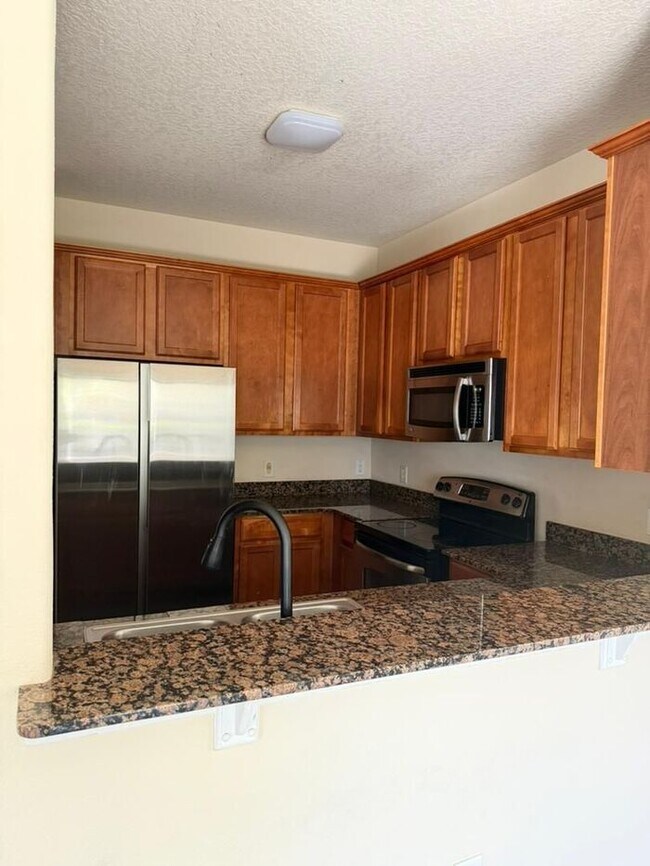 Building Photo - Updated 3 bed 2.5 bath Townhome