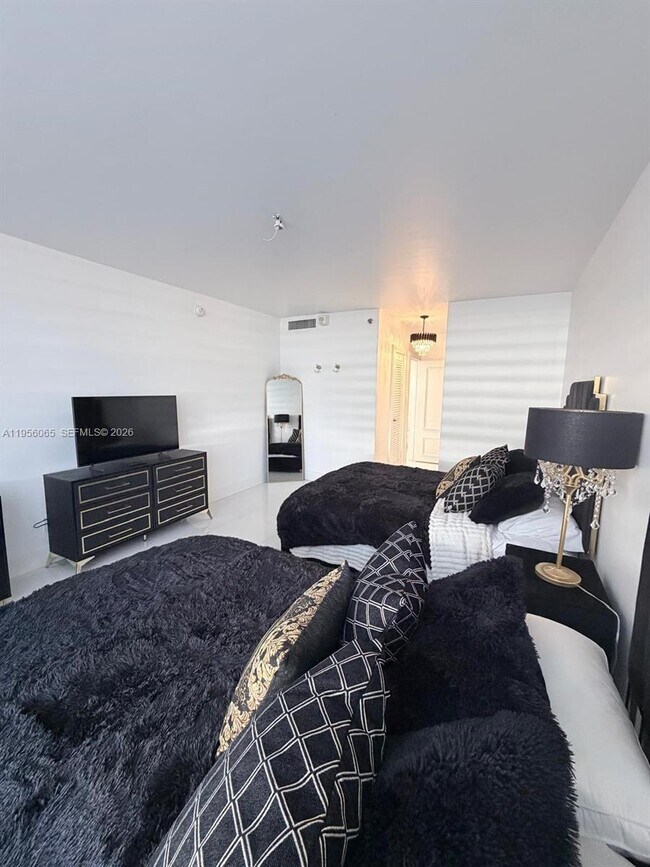 Building Photo - 100 Lincoln Rd