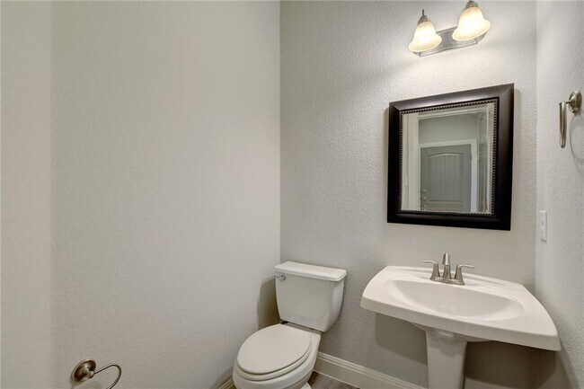 Building Photo - 430 Old Fitzhugh Rd