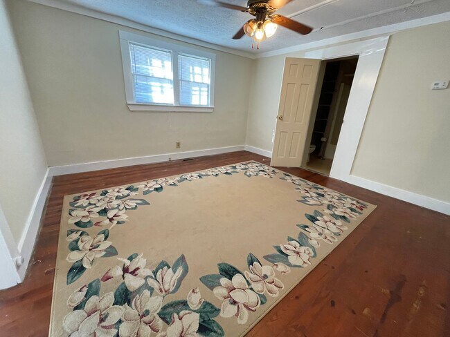Building Photo - Adorable 2 Bedroom in Eden