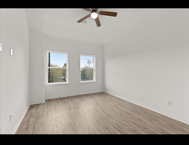 Building Photo - 3245 Real St