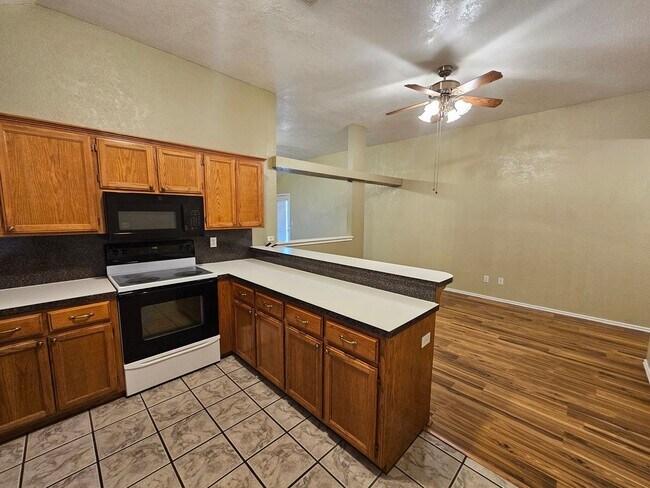 Building Photo - (3) Bed/(2) Bath in West Norman! Avail NOW!