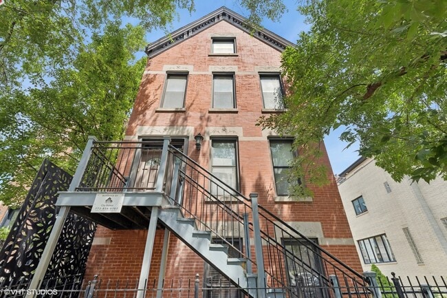 Primary Photo - 1920 W Dickens Ave
