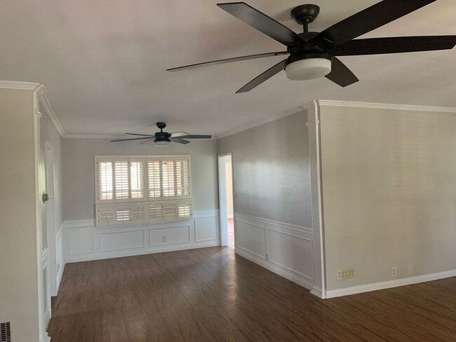 Building Photo - For Rent: Charming 2 Bed / 2 Bath Duplex i...