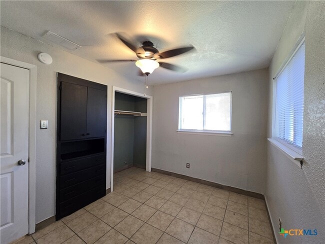 Building Photo - 212 E Valley Rd