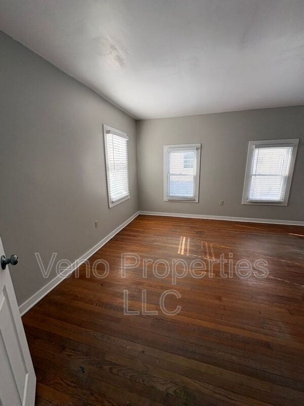 Building Photo - 24 W Main St