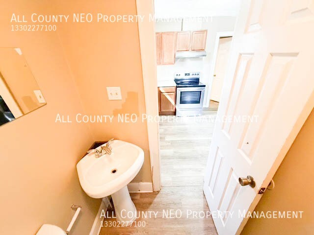 Building Photo - 321 Grace Ave