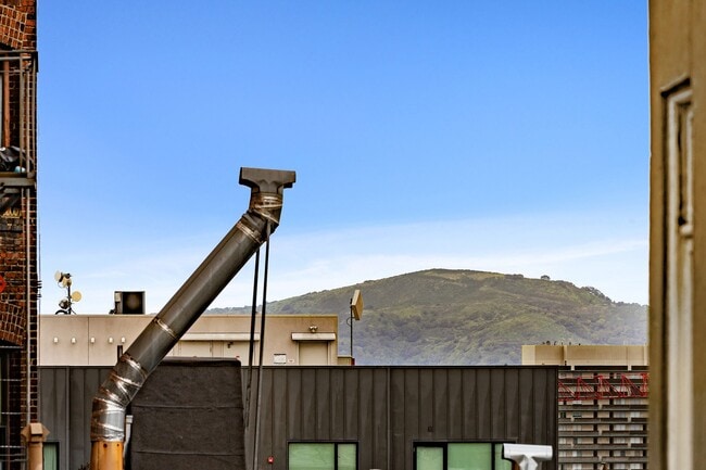 Building Photo - Modern 1BR/1BA Penthouse in Pacific Height...
