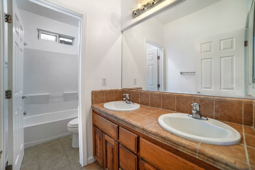 Building Photo - 10849 Brookfield Ave