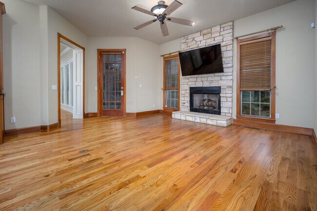 Building Photo - (5) Bed/(4.5) Bath + Study Avail NOW! Must-See Amenities!