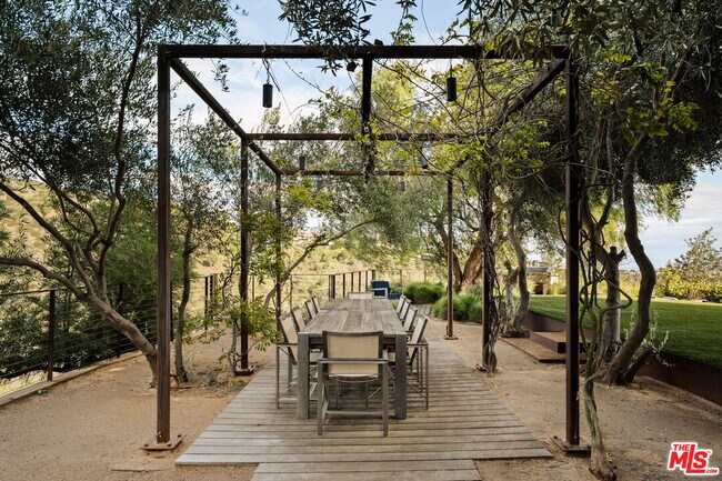 Building Photo - 1406 1/2 N Kenter Ave