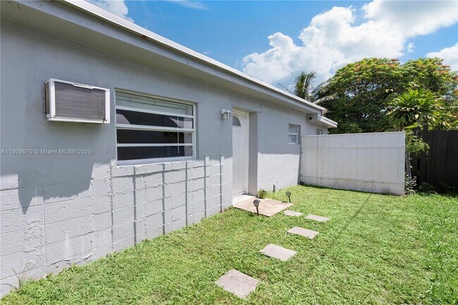 Building Photo - 250 NE 170th St