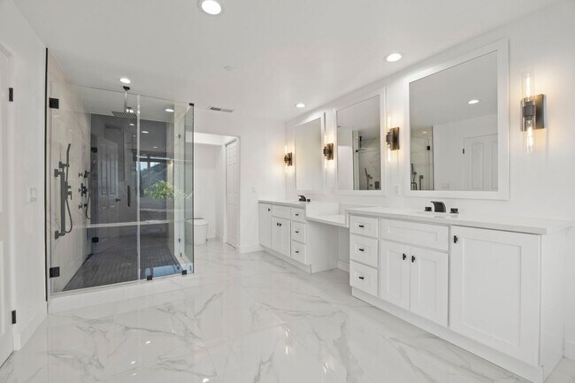 Building Photo - Modern Elegance Meets Scenic Privacy in Be...