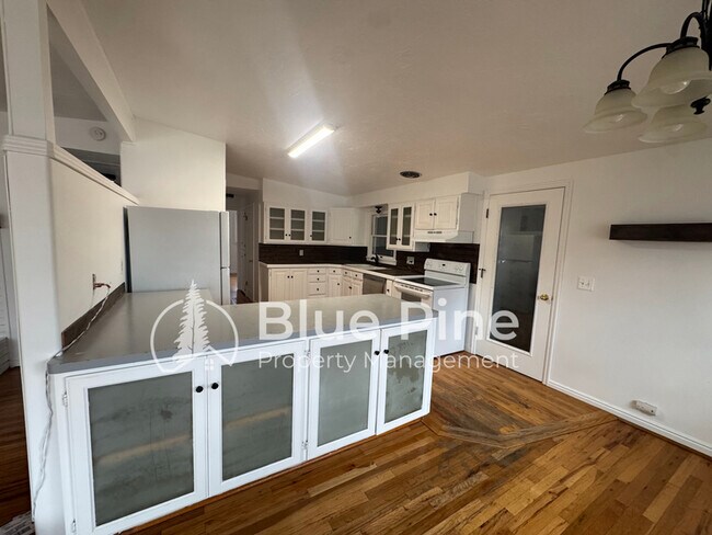 Building Photo - 1861 Gallup St