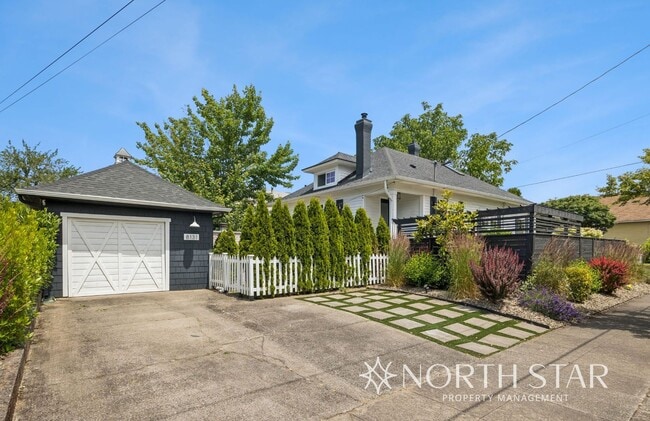 Building Photo - Remodeled Sellwood Bungalow