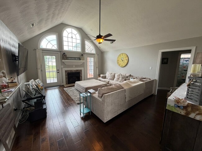 Building Photo - 4 Bed / 2.5 Bath Single Family Home