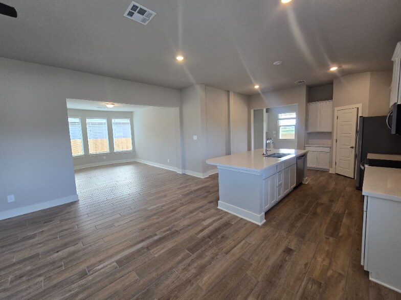 Building Photo - 810 Shatterhand Blvd