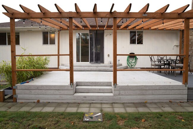 Building Photo - Newly Remodeled and Spacious 3 bedroom 2 b...