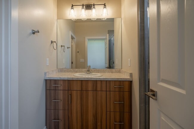 Building Photo - Newer Townhome Next to Utah Tech