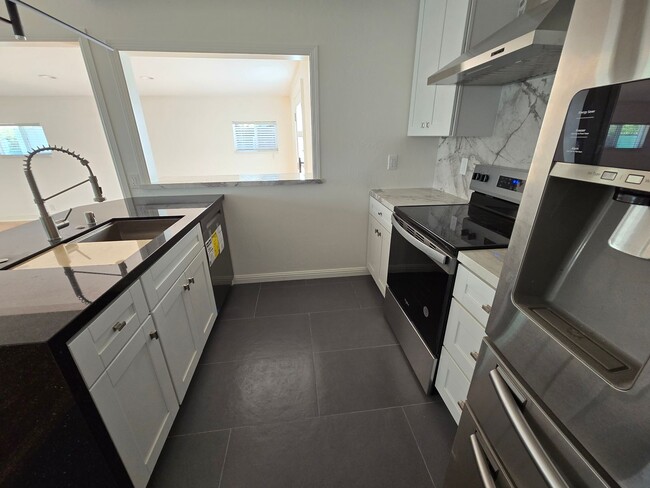 Building Photo - Beautifully Updated 4-Bedroom Home with Fo...