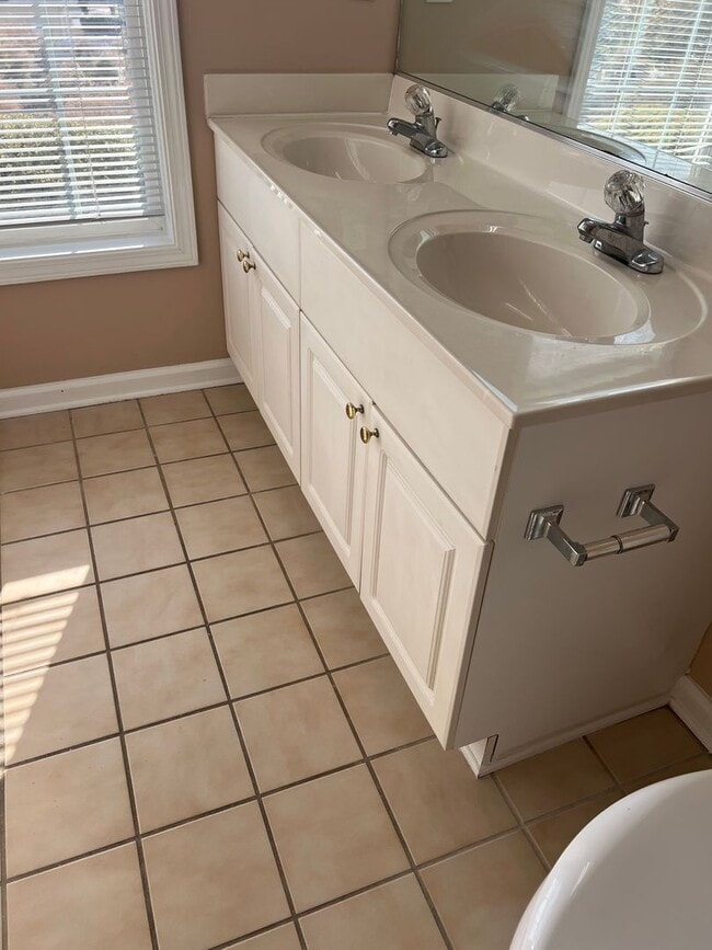 Building Photo - Beautiful Condo in Gated Community! Resort Style Amenities, Walk to beach, Awesome Myrtle Beach L...