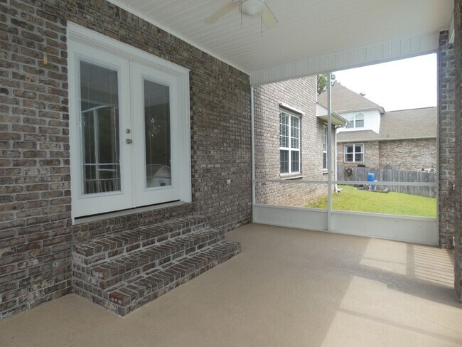 Building Photo - Marvelous Executive Pool Home in Hammersmith