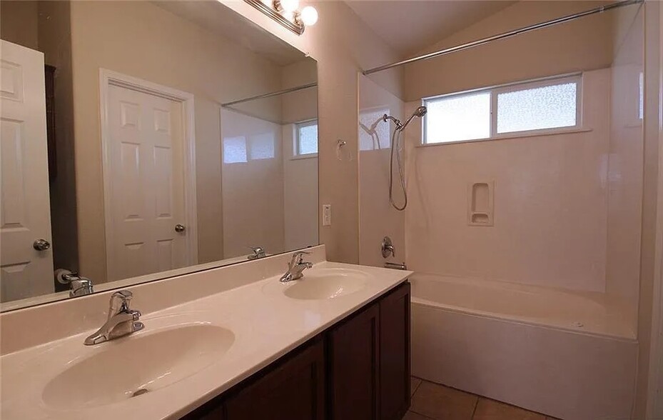 Master Bathroom - 4909 Bayer Hollow Dr