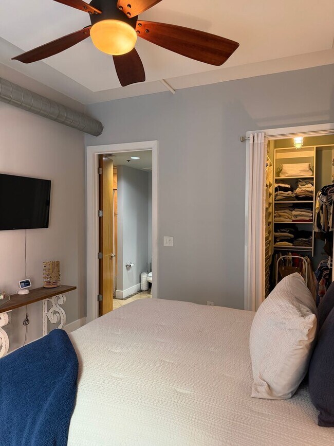 Building Photo - Two Bed/Two Bath Condo in Downtown