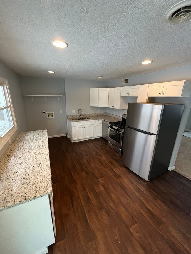 Building Photo - New 3 bedroom listing! Move in special!