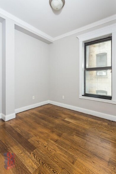 Building Photo - 340 E 18th St