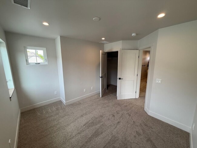Building Photo - Spacious 4 Bedroom Home with Over 3,100 Sq Ft!